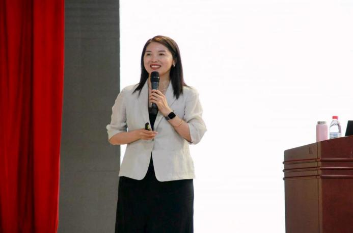 婚恋观进校园巡讲活动在我校暖心启幕