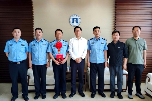 学校举办驻校民警荣立个人三等功表彰仪式