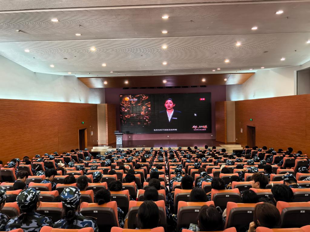 我校组织师生集中收看《英雄，永不谢幕》大思政课