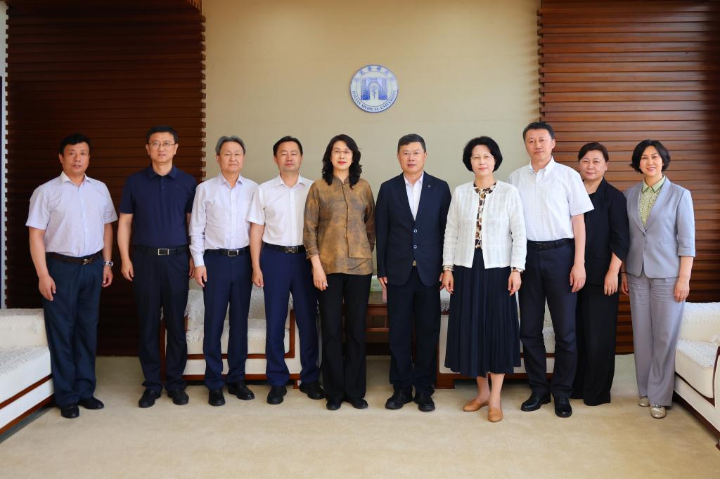 丹东市人民政府领导一行来校访问交流