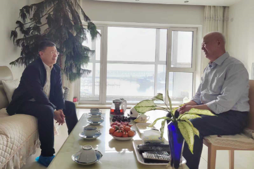 学校领导春节前夕走访慰问学校离退休老干部、老专家