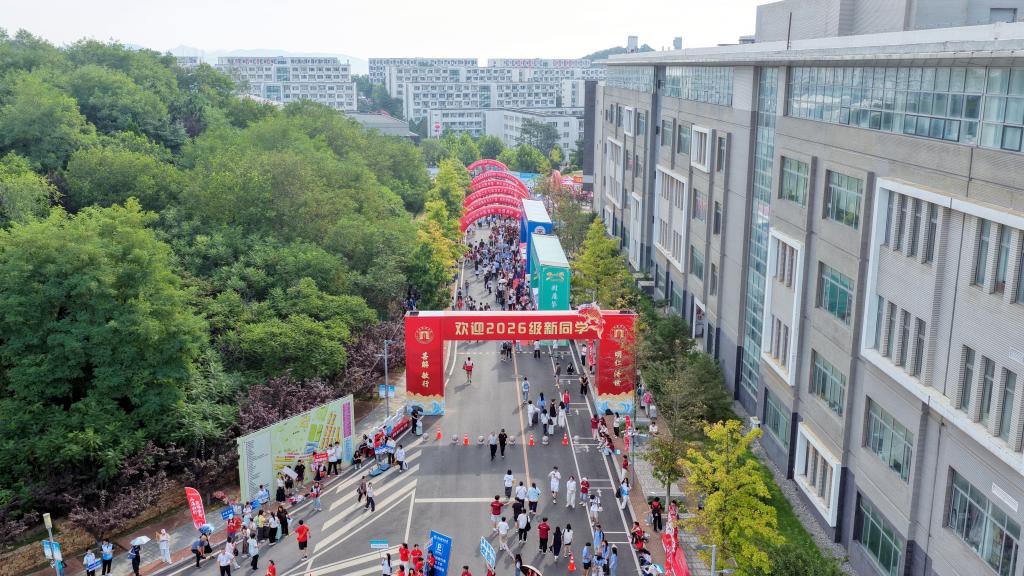 学校喜迎2026级新生入学
