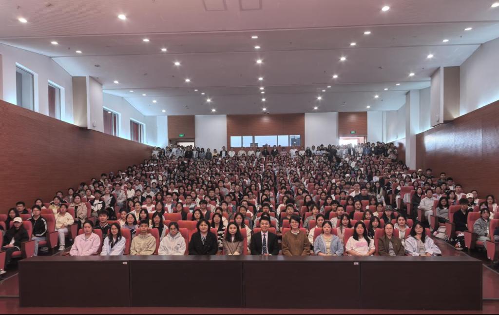 我校举办“以目为光，向暖而行”陶勇医生分享会